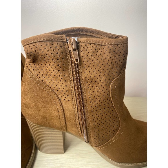 American Rag heeled suede boots NWT! - Picture 3 of 10